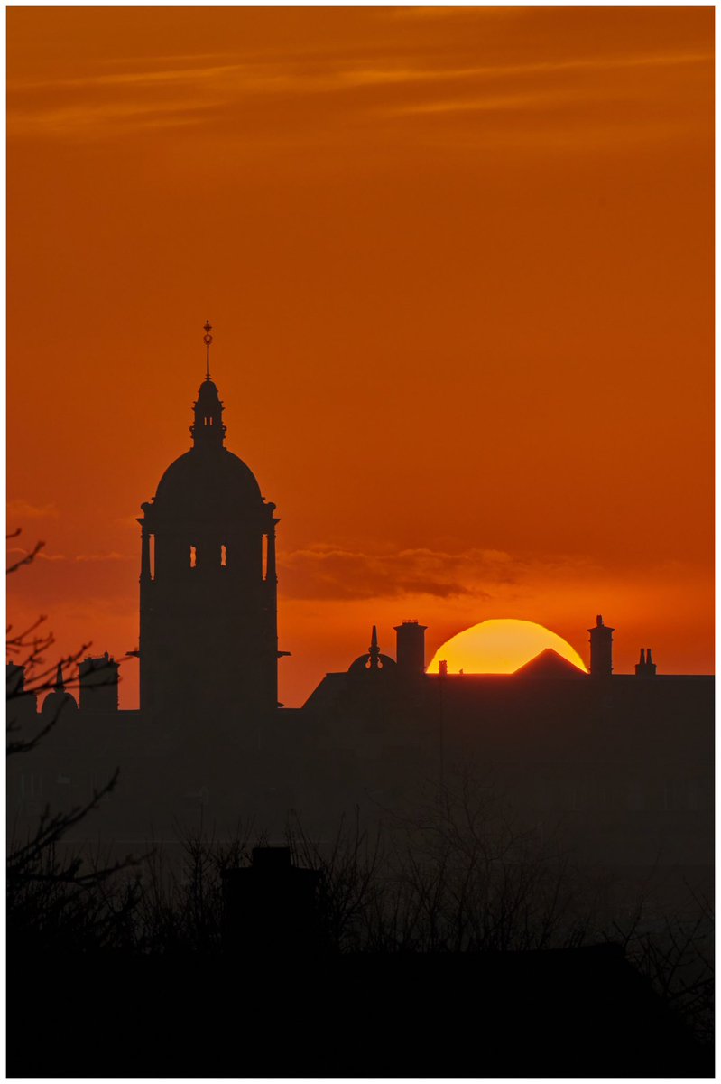 grantabtphotos's tweet photo. Sunset Silhouette
The Wakefield sky glows red and orange as the sun slowly fades away.
#yorkshire #nikon #nikonz #raw_commmunity #pictas #picofftheday #yorkshire_lover #winter #tranquility #raw_uk #raw_silhouette #urban #raw_urban #silhouette #sunset #sky #building #wakefield https://t.co/GF8ktMOo1J