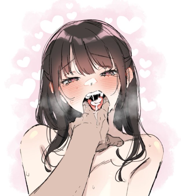 すぐに飲まずにお口の中をきちんと見せてくれるたいへん育ちのいい女性 