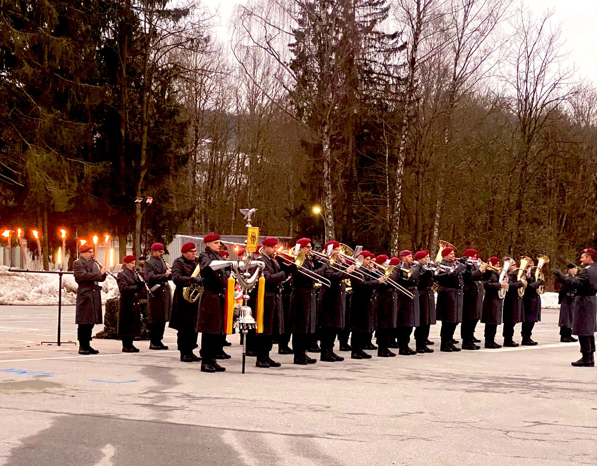 Frkrs_HAufkl's tweet photo. Mit dem Fahnenband verlieh der Kdr der 10. #Panzerdivision @RvonButler den niederbayerischen #Aufklärern die höchste #Auszeichnung eines #militärischen Verbandes - als Zeichen der Anerkennung für zahlreiche Einsätze, zukünftig sichtbar an der #Truppenfahne #AufklBtl8 #goldgelb https://t.co/pi7C34XhSf