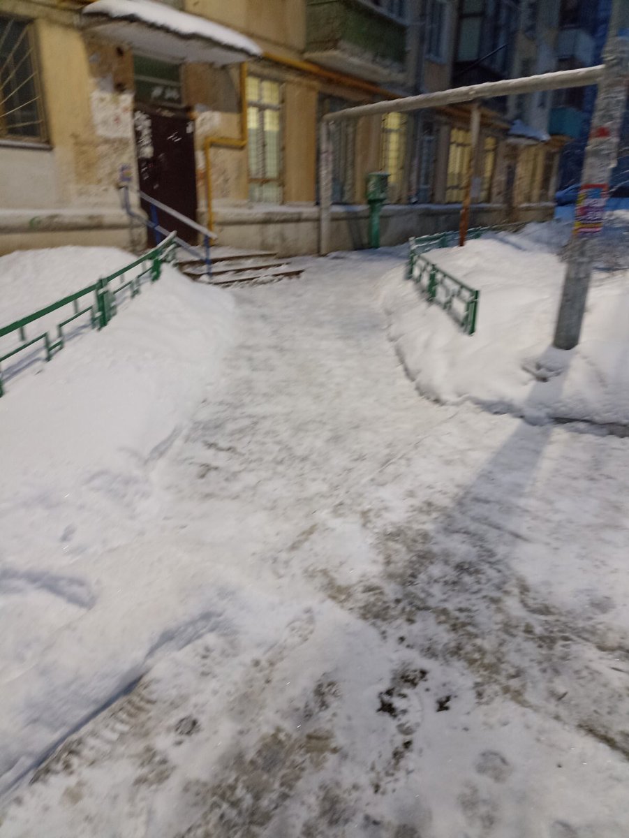 lukmkd63's tweet photo. Чистим от снега входные группы, дорожки, отмостки. Лазо 25а, Гайдара 5, Лазо 28; Ногина 4. https://t.co/2BetVYxvBY