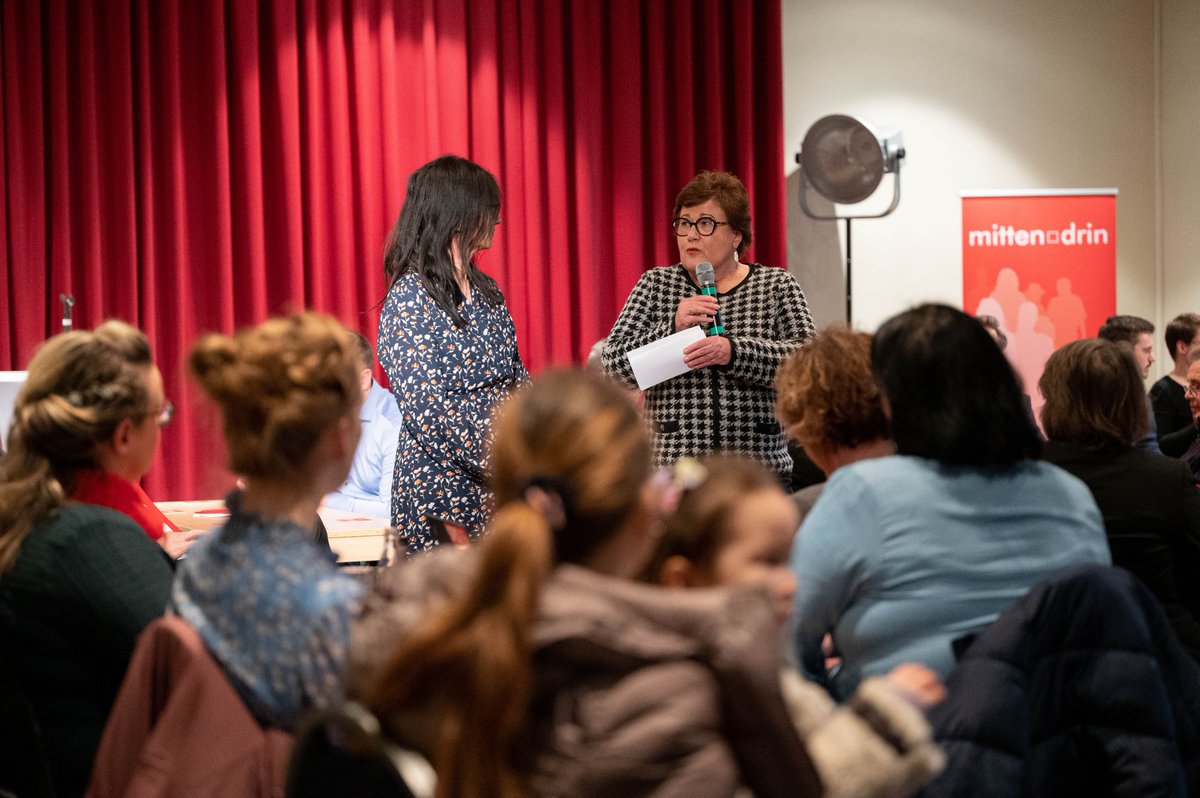 spd_lt_lsa's tweet photo. Am Abend der auswärtigen Fraktionssitzung: Bürger:innen-Gespräch im @SchlossKoethen.

Ein bunter Strauß an Themen:
#Kinderbetreuung #Horte
#Ganztagsschule
#Klimawandel 
#Energiewende 
#Denkmalschutz

#nahbeidenMenschen #sozialepolitikfuerdich #spd https://t.co/wfmRFvJlhY