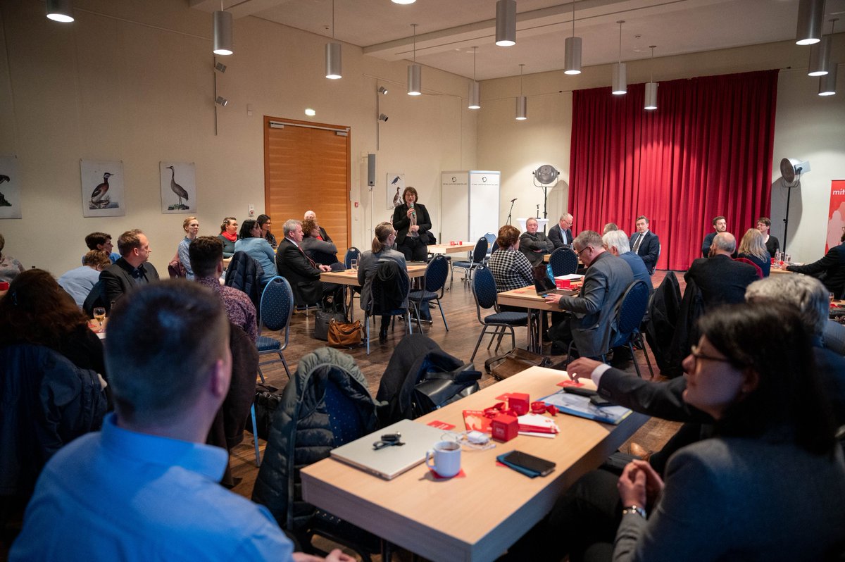 spd_lt_lsa's tweet photo. Am Abend der auswärtigen Fraktionssitzung: Bürger:innen-Gespräch im @SchlossKoethen.

Ein bunter Strauß an Themen:
#Kinderbetreuung #Horte
#Ganztagsschule
#Klimawandel 
#Energiewende 
#Denkmalschutz

#nahbeidenMenschen #sozialepolitikfuerdich #spd https://t.co/wfmRFvJlhY
