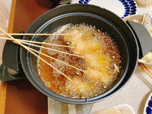 「【アツアツ!】レコルト新商品「優秀電気なべ」で出来立て激ウマ飯  1月27日に発」|BuzzFeed Japanのイラスト