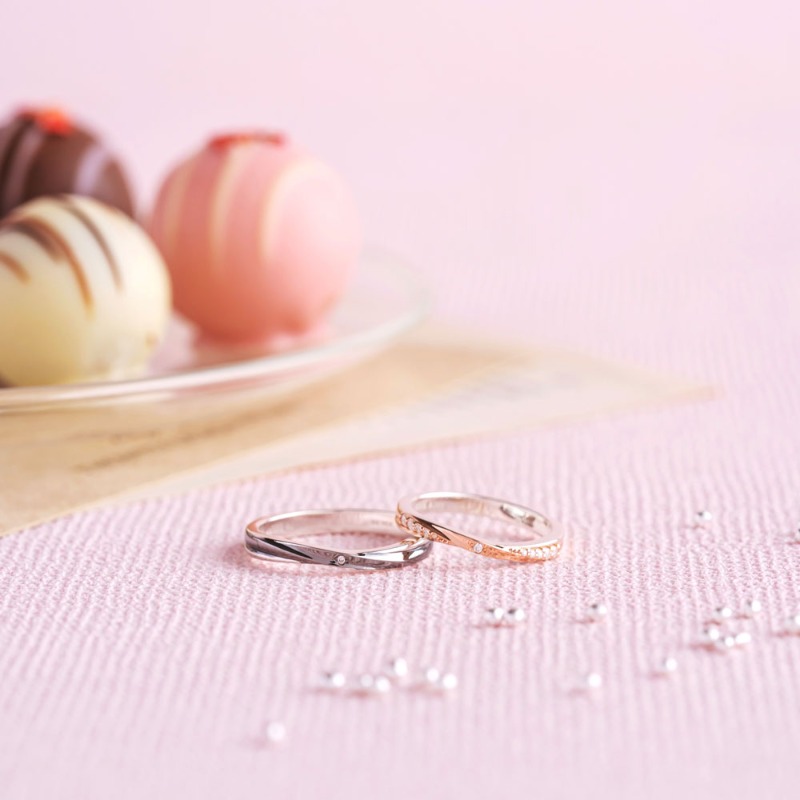 THE_KISS_PR's tweet photo. *･ﾟ｡Pair Ring*･ﾟ｡

ウェーブとクロッシングを組み合わせた、なめらかなフォルムが美しいペアリング💍

肌なじみのよいカラーと洗練されたシルバー、2つのカラーの調和が美しいジュエリーです☺️

🛍  https://t.co/0FYjVi86bJ

#thekiss #ザキッス https://t.co/cv0Ld9qIGk