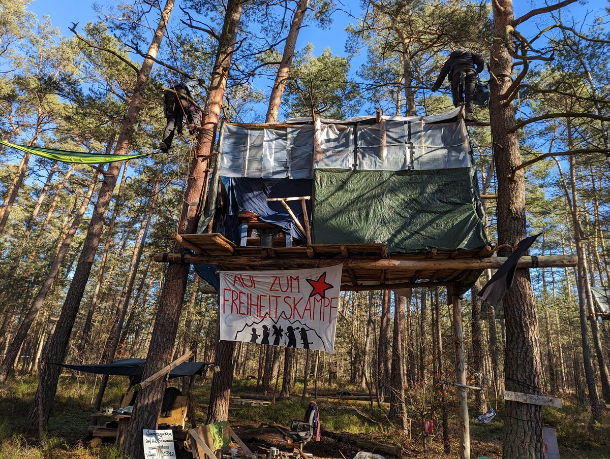 10.30 Uhr: Ob die Berichterstattung fortgesetzt werden kann, ist fraglich, die Polizei fordert alle Pressevertreter auf, das Gelände zu verlassen. Man solle auf die nächste Pressetour warten, erklärt die Polizeisprecherin.
t-online.de/region/dresden…
#Heibo