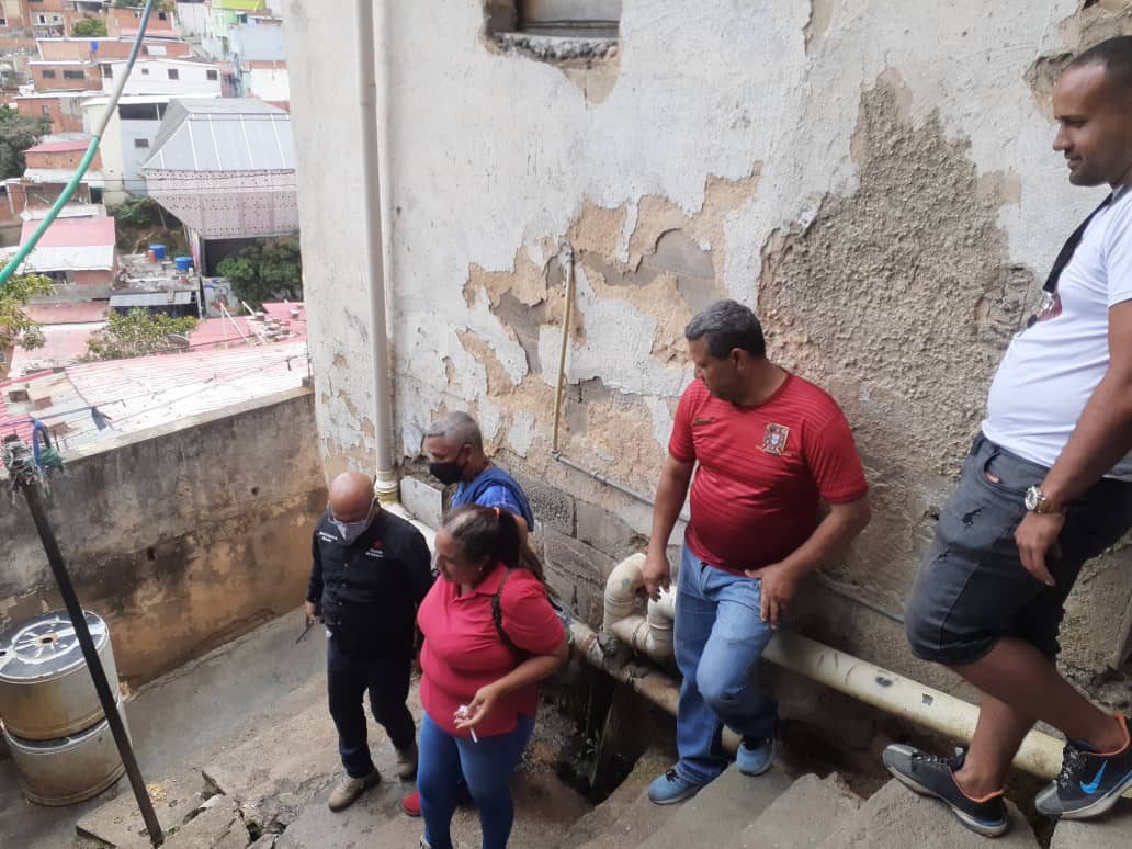 Refugios_AlcCcs's tweet photo. 2/2... parroquia Sucre, cuya vivienda presenta visible deterioro tanto en paredes como en el piso.

Durante el recorrido de contó con la compañía de la responsable de las Mesas Técnicas de Servicios, Yecni Vega Guerrero. https://t.co/jUuCVHX3rp