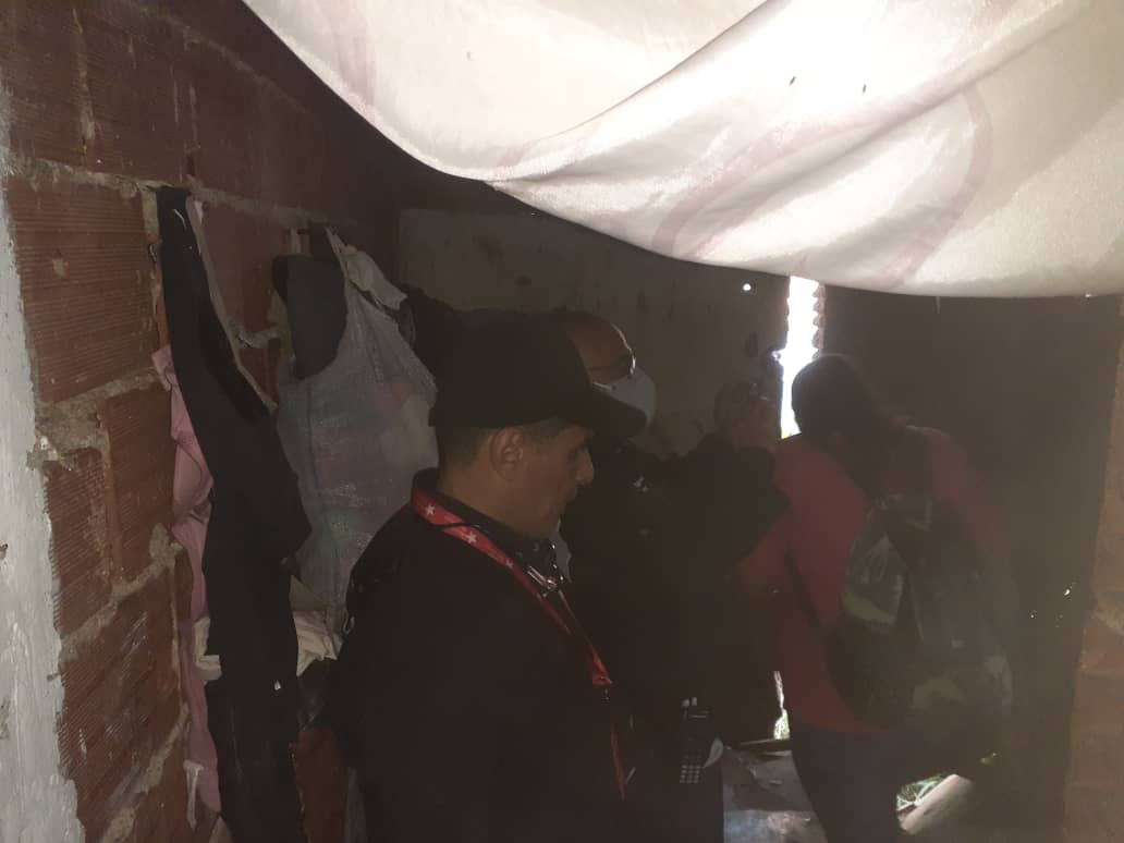 Refugios_AlcCcs's tweet photo. 2/2... parroquia Sucre, cuya vivienda presenta visible deterioro tanto en paredes como en el piso.

Durante el recorrido de contó con la compañía de la responsable de las Mesas Técnicas de Servicios, Yecni Vega Guerrero. https://t.co/jUuCVHX3rp