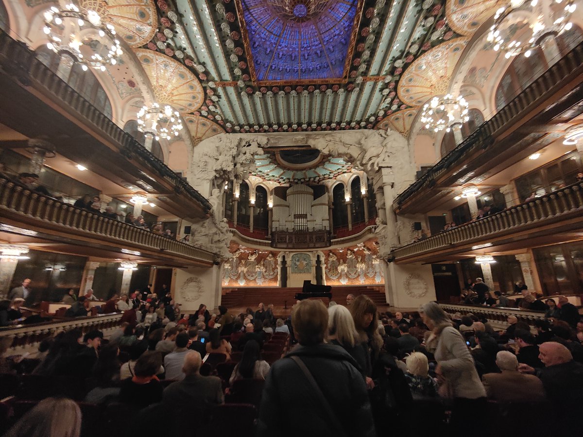 JDCH79's tweet photo. Thank you Angela @HewittJSB for a great all-Bach recital at @PalaudelaMusica. Listening to Bach in such a stunning venue, performed by the best of the best was an absolute joy.

Meeting you and getting my Bach score autographed was just the cherry on top! Thank you! https://t.co/Ip2TFuCRjp