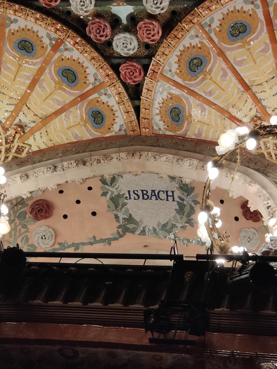 JDCH79's tweet photo. Thank you Angela @HewittJSB for a great all-Bach recital at @PalaudelaMusica. Listening to Bach in such a stunning venue, performed by the best of the best was an absolute joy.

Meeting you and getting my Bach score autographed was just the cherry on top! Thank you! https://t.co/Ip2TFuCRjp