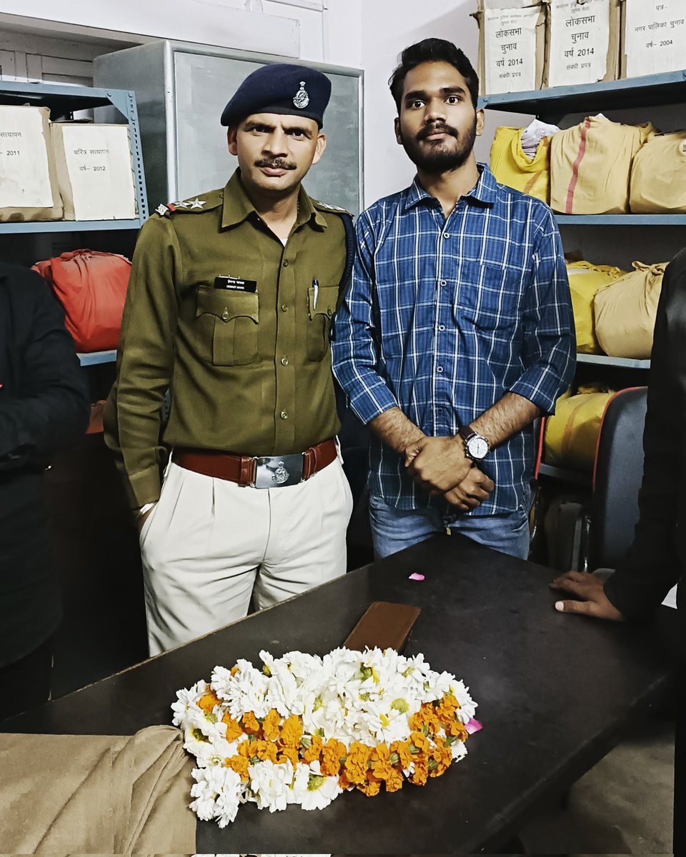 rishabhawasthig's tweet photo. आज पुलिस लाइन छतरपुर में लवकुशनगर थाना प्रभारी भाईसाहब हेमन्त नायक जी द्वारा असहाय जनता के समर्थन में किए गए निष्पक्ष कार्यों एवं असहाय जनता के समर्थन में लिए गए निष्पक्ष एवं सटीक निर्णयों के समर्थन में भाईसाहब हेमन्त नायक जी को पुष्पमाला पहनाकर शाॅल एवं श्रीफल से सम्मानित किया। https://t.co/KB7ma2lXlu