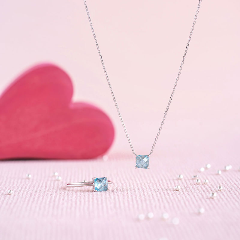 THE_KISS_PR's tweet photo. *･ﾟ｡Ring&amp;Necklace*･ﾟ｡

爽やかなブルーカラーのストーンが主役のジュエリー💠

チェスカットが施されたスクエアストーンに、特殊なセッティングで揺れ続けるストーンのきらめきが映し出され、幻想的に輝きます✨

🛍 https://t.co/9Z1rz4xW5U https://t.co/jLSE8fPIX8

#thekiss #ザキッス https://t.co/ysJir17x6i