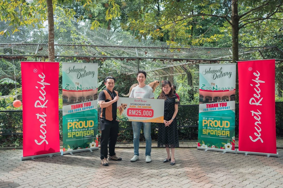 secretrecipemy_'s tweet photo. In collaboration with Zoo Negara, Secret Recipe has raised a total of RM25,000 for Flash The Cheetah. Today we celebrate our cheque handover ceremony.

Thank you all who participated in the fundraising campaign &amp; don't forget to meet Flash 🐯❤️

#SecretRecipeMY #MeetFlash https://t.co/oY7ZV0pttL
