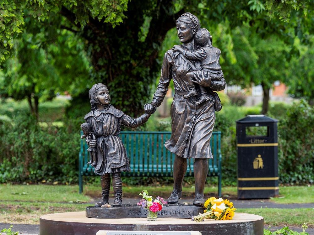 AgataLupomeska's tweet photo. #TodayMarks the 113th birth anniversary of Irena #Sendler, a ๐ต๐ฑ woman who saved hundreds of Jewish children in the #Holocaust.
๐ฌ๐งIn Newark, Nottinghamshire, she has been honoured with a statue to serve as a reminder of Sendlerโs remarkable story ๐ https://t.co/LNZJjwEtZ0 https://t.co/TRBePfVJd7