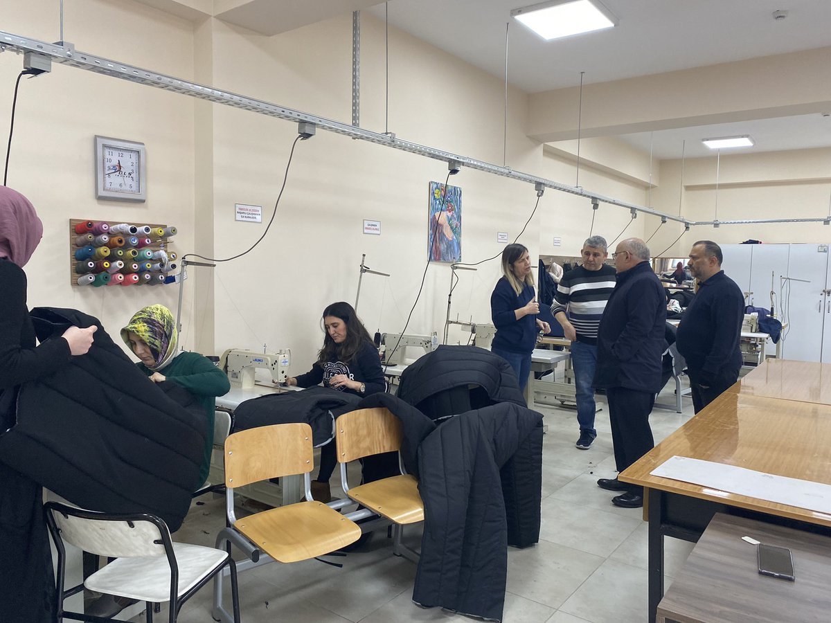 Akyazı Nilüfer Hatun Mesleki ve Teknik Anadolu Lisesi öğretmen ve öğrencilerimiz depremden etkilenen illere göndermek üzere uyku tulumu dikimine devam ediyor.
<a href="/tcmeb/">Millî Eğitim Bakanlığı</a> 
<a href="/prof_mahmutozer/">Mahmut Özer</a>
<a href="/SakaryaValiligi/">T.C. Sakarya Valiliği</a> 
<a href="/valicetinoktay/">Çetin Oktay Kaldırım</a> 
<a href="/akyazikaymakam/">Akyazı Kaymakamlığı</a>
<a href="/sakaryamem/">Sakarya İl Millî Eğitim Müdürlüğü</a> 
<a href="/ebubekirsavasci/">Ebubekir Sıddık Savaşçı</a>
<a href="/RozdemirMEB54/">Recep ÖZDEMİR</a>