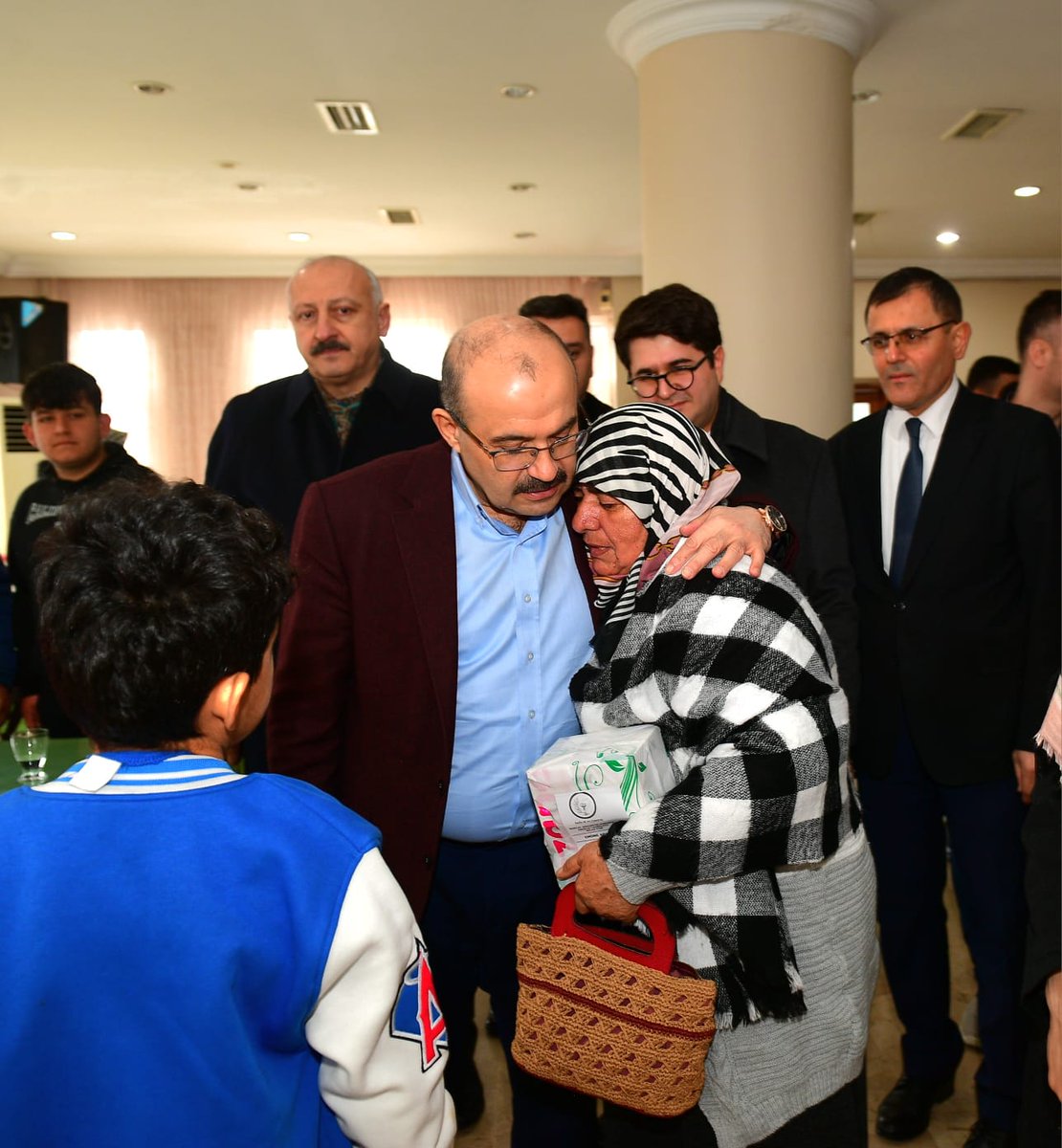 TrabzonValilik's tweet photo. Valimiz İsmail Ustaoğlu, deprem bölgesinden ilimize gelen vatandaşlarımızı Araklı Öğretmenevi'nde ziyaret ederek geçmiş olsun dileklerini iletti.
#YaralarımızıHepBirlikteSaracağız🇹🇷 https://t.co/JCLOPD8Jc0