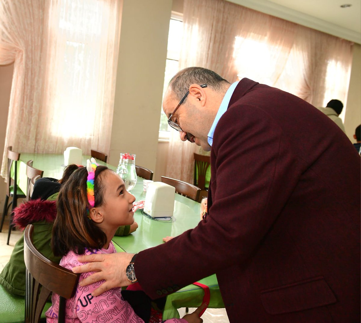TrabzonValilik's tweet photo. Valimiz İsmail Ustaoğlu, deprem bölgesinden ilimize gelen vatandaşlarımızı Araklı Öğretmenevi'nde ziyaret ederek geçmiş olsun dileklerini iletti.
#YaralarımızıHepBirlikteSaracağız🇹🇷 https://t.co/JCLOPD8Jc0