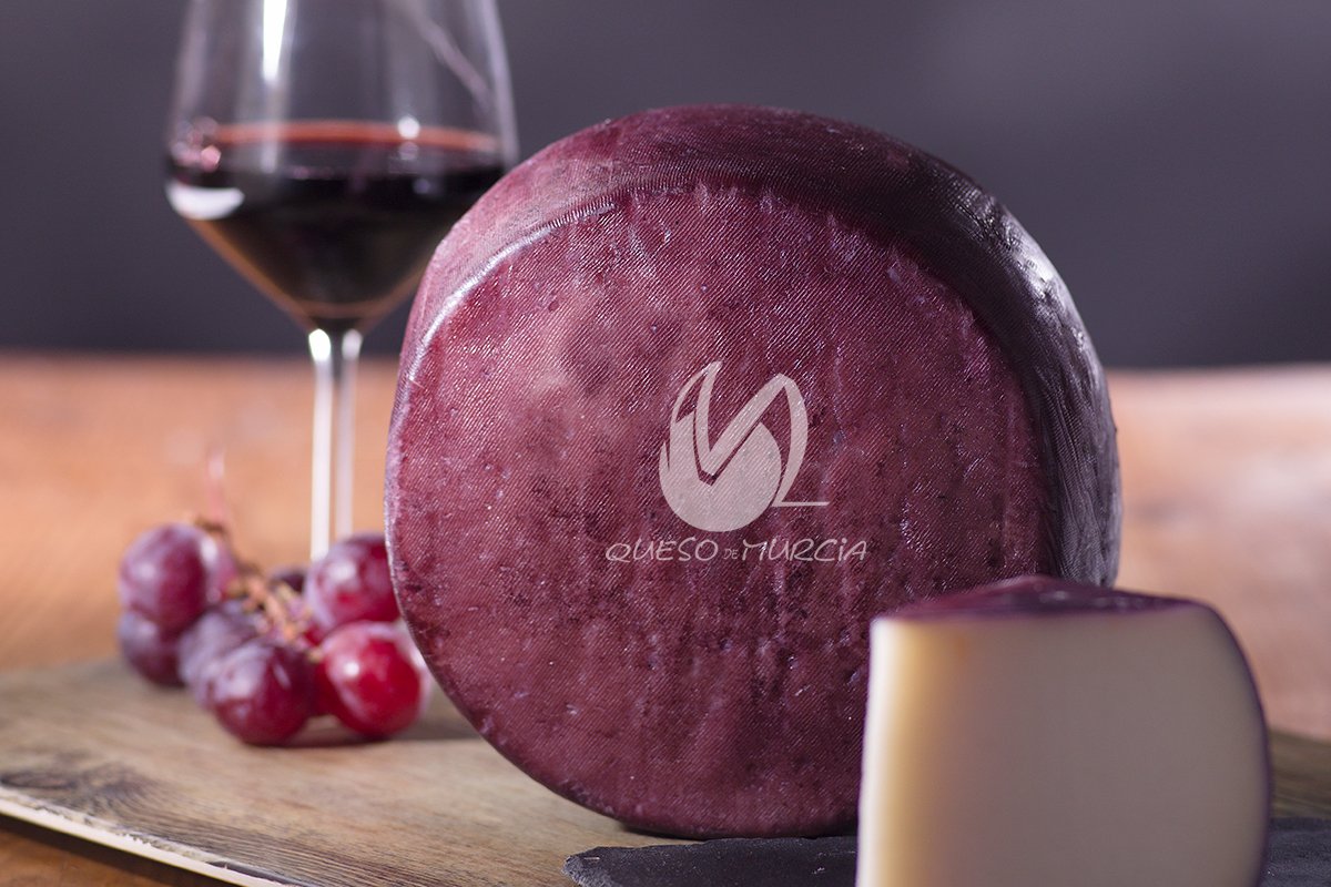Queso de Murcia al Vino D.O.P. 🍷

🍇 Los lavados de la corteza con vino tinto de las D.O. de Murcia (Jumilla, Yecla y Bullas) hacen de este queso algo especial 😋

➡️ Aquí tienes más información: quesosdemurcia.com/al-vino/

¿Todavía no lo has probado? 😯

#QuesoDeMurcia #AlVino 🍷