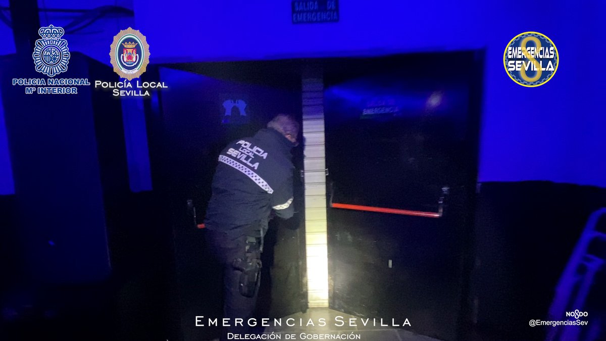 EmergenciasSev's tweet photo. 🟥 Ocho detenidos, 153 identificados, 6 armas blancas intervenidas, 14 expedientes de expulsión a ciudadanos en situación irregular y dos establecimientos precintados en un operativo conjunto de @policia y @PoliciaSevilla 
@Ayto_Sevilla @SubdeGobSevilla 
https://t.co/aL1F1xXpq2 https://t.co/syOEaTnzoF
