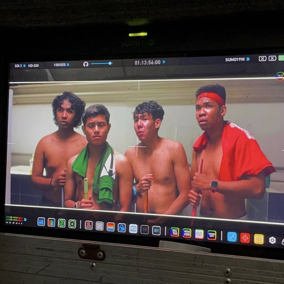 mana yang dah terbiasa dengan dengan six pack, bersedialah dengan perut boroi kami dalam drama budak hostel otaknya sewel nanti 😭