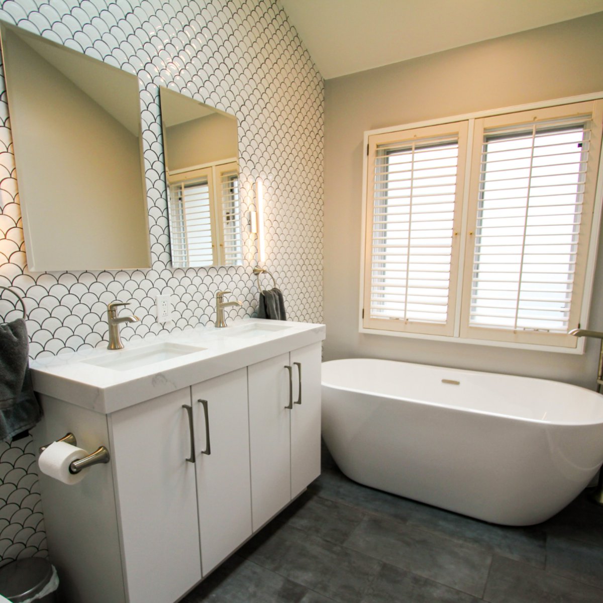 dRemodeling1's tweet photo. This bathroom remodel designed by one of our interior designers, Julia, is absolutely stunning 😍. Our team was able to utilize a lot of the empty space that was available to make this master bathroom a sleek and modern masterpiece. 😌🛁 https://t.co/GThc2Azu1n https://t.co/dU91mPjgmI