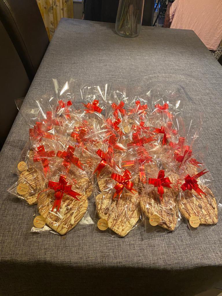 39_lri's tweet photo. The patients on Ward 39/OAU loved the handmade shortbread biscuits made by our lovely Angie and the roses and chocolates brought in by Jayne to celebrate Valentine’s Day ♥️ We hope everyone had a wonderful Valentine’s Day with their loved ones 💕 https://t.co/WzlZdfpvPV