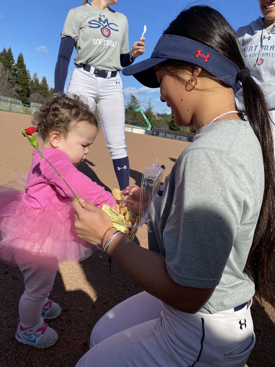 CoachGarnett's tweet photo. Grateful for our Gaels! So sweet to this little Valentine ❤️ https://t.co/SjKB5c7p8S