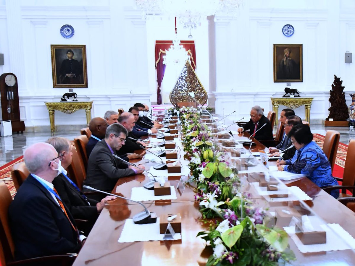 En prélude à la cérémonie du kick-off meeting du 10ème Forum mondial de l’Eau, 15 février à Jakarta, son Excellence Joko Widodo, Président d’Indonésie, a reçu une délégation de participants dont le ministre de l’Eau et de l’Assainissement du Sénégal, Monsieur Serigne Mbaye THIAM.