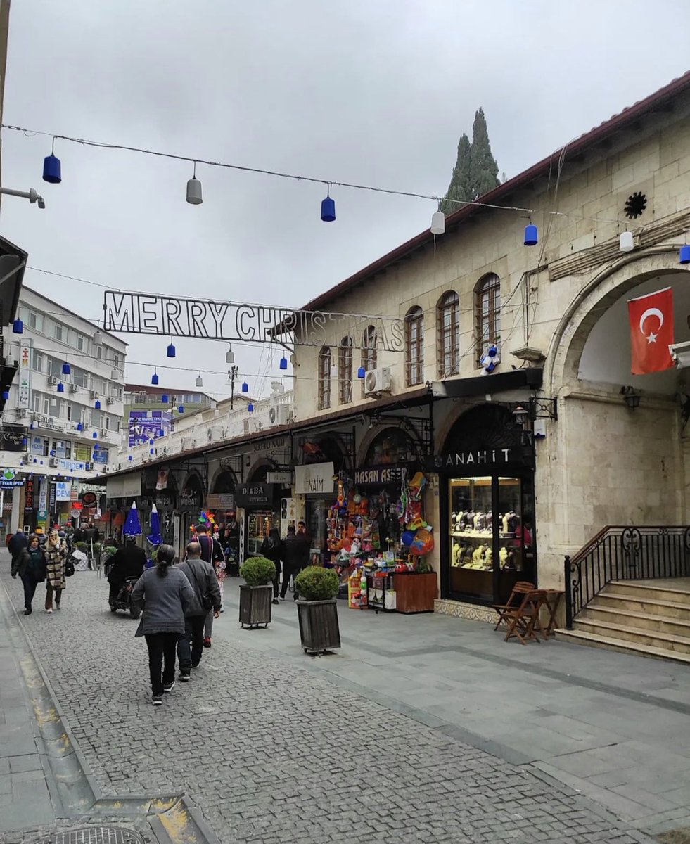 Sana söz yine baharlar gelecek.yine eski Antakya’da buluşup,yazları Arsuz’da eğlenip,Harbiyede kebap,Antakyada döner,affanda haytalı,Iskenderun’da gezip,çevlikte balık ekmek yiyeceğiz.Saray caddesinde karşılaşıp,süvari kahvemizi içeceğiz.sana söz Geri döneceğiz. #Hatay