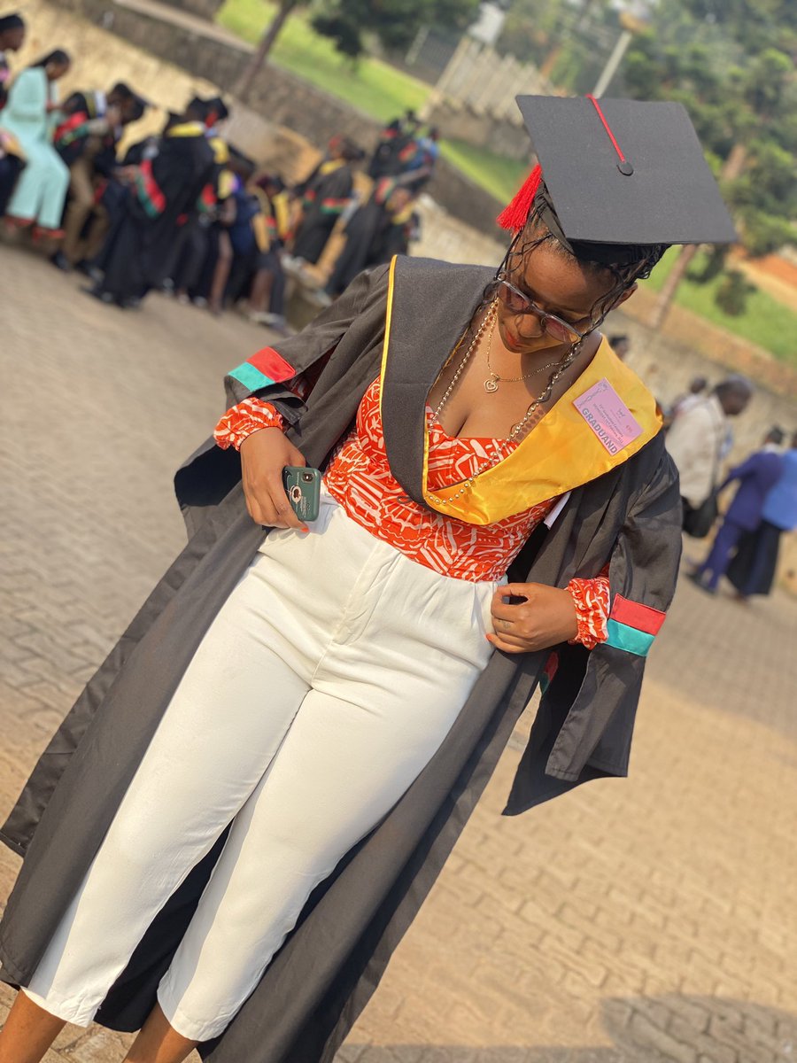 yvevy_yvevy's tweet image. Today I graduate with a bachelor’s degree in Computer Science.Thanks be to God.