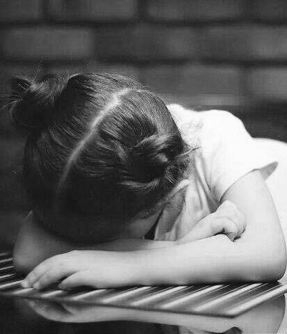 أكثر الصدور حناناً 👇
             هي أشدها حاجة للحنان
 وأكثر القلوب نبضاً بالحب 👇
                هي أكثرهاً أفتقاداً له 
 وأكثر النفوس نقاءً وقناعة 👇
                  هي أكثرها صدمة  وأحوجها للإحتواء 
وأكثر الألسن حديثاً عن القوة و التفاؤل👇
         اكثرهم حاجة للدعم 
#ورد