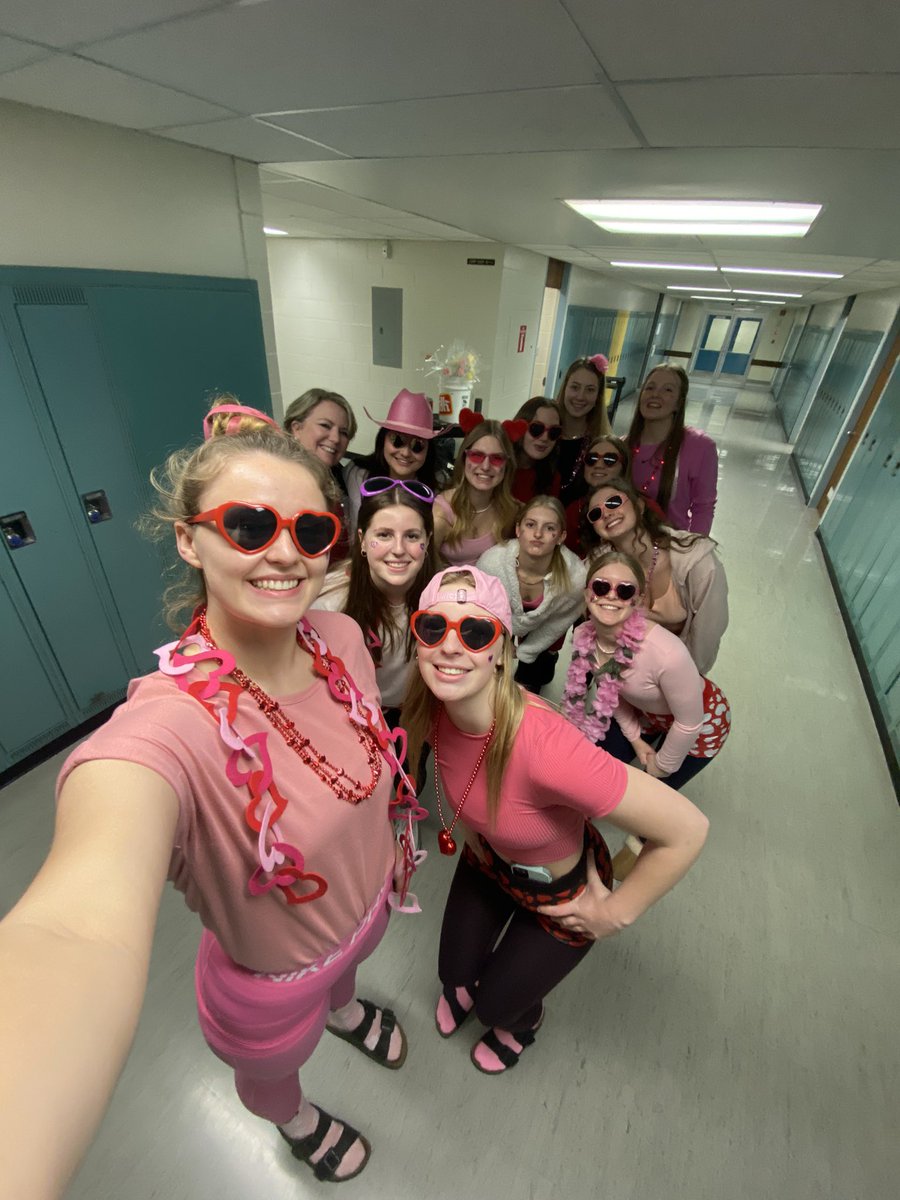 cindylowezerr's tweet photo. #schoolspirit All in a dayβs work. Valentineβs serenades from the Ardens basketball team to raise $$ for the oncology department at the SC hospital! #shootforacure https://t.co/0yySiTZTQK