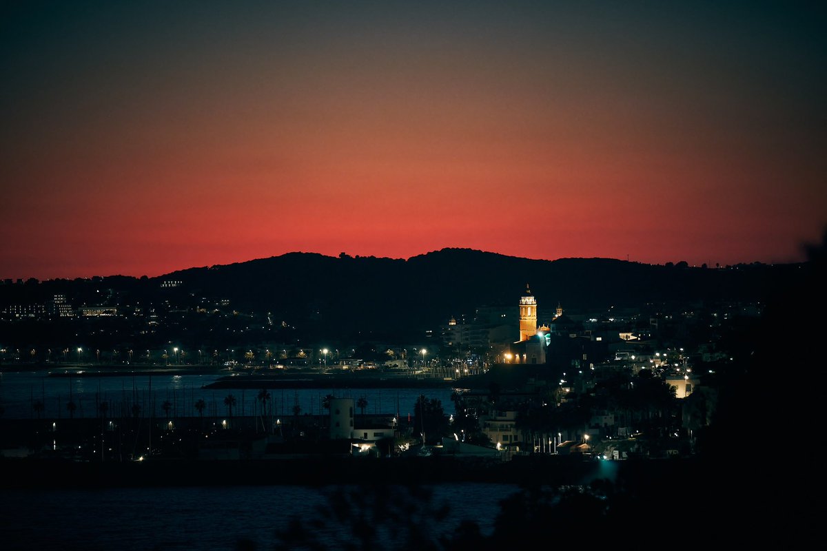 joanlopezphoto's tweet photo. Dusk over White Subur

📸 Fujifilm X-T4

📷 Fujinon XF 50-140mm F2.8 R LM OIS WR 

#sitges #garraf #elgarraf #sunset #sea #seascape #landscape #horizon #dusk @AjSitges #portaiguadolç @MeliaSitges #photography @fujifilm_es #fujifilmxt4 #fujifilmxseries @captureonepro #xt4 #fujixt4 https://t.co/SjoIooaIW6
