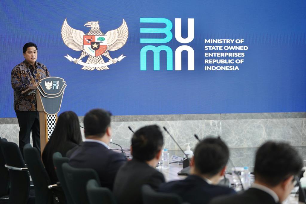 Rasio utang perusahaan BUMN turun dari 36,2% menjadi 34,2%. 

Utang (Rp 1.640 T) JAUH LEBIH KECIL jika dibandingkan modal (Rp 3.150 T).

Rasio utang terus kita tekan agar BUMN semakin sehat dan bisa berkontribusi semakin besar untuk masyarakat dan negara.