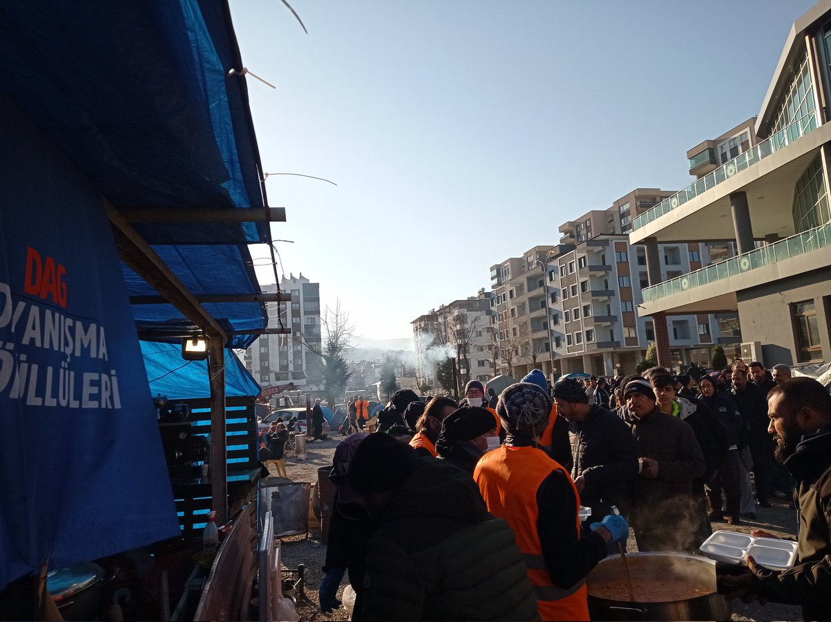 SolPartiIzmir's tweet photo. İskenderun'da kahvaltı dağıtımımız başladı. Bu noktadan öğünde 1000-1200 kişiye yemek dağıtımı yapmaya devam ediyoruz. Ayrıca yemek paketlerimizi  mahallelere araçlarımızla servis yapıyoruz.
Dayanışma Gönüllüsü arkadaşlarımızla halkımızın ihtiyaçlarını gidermeye devam edeceğiz. https://t.co/zflZFDmHCH