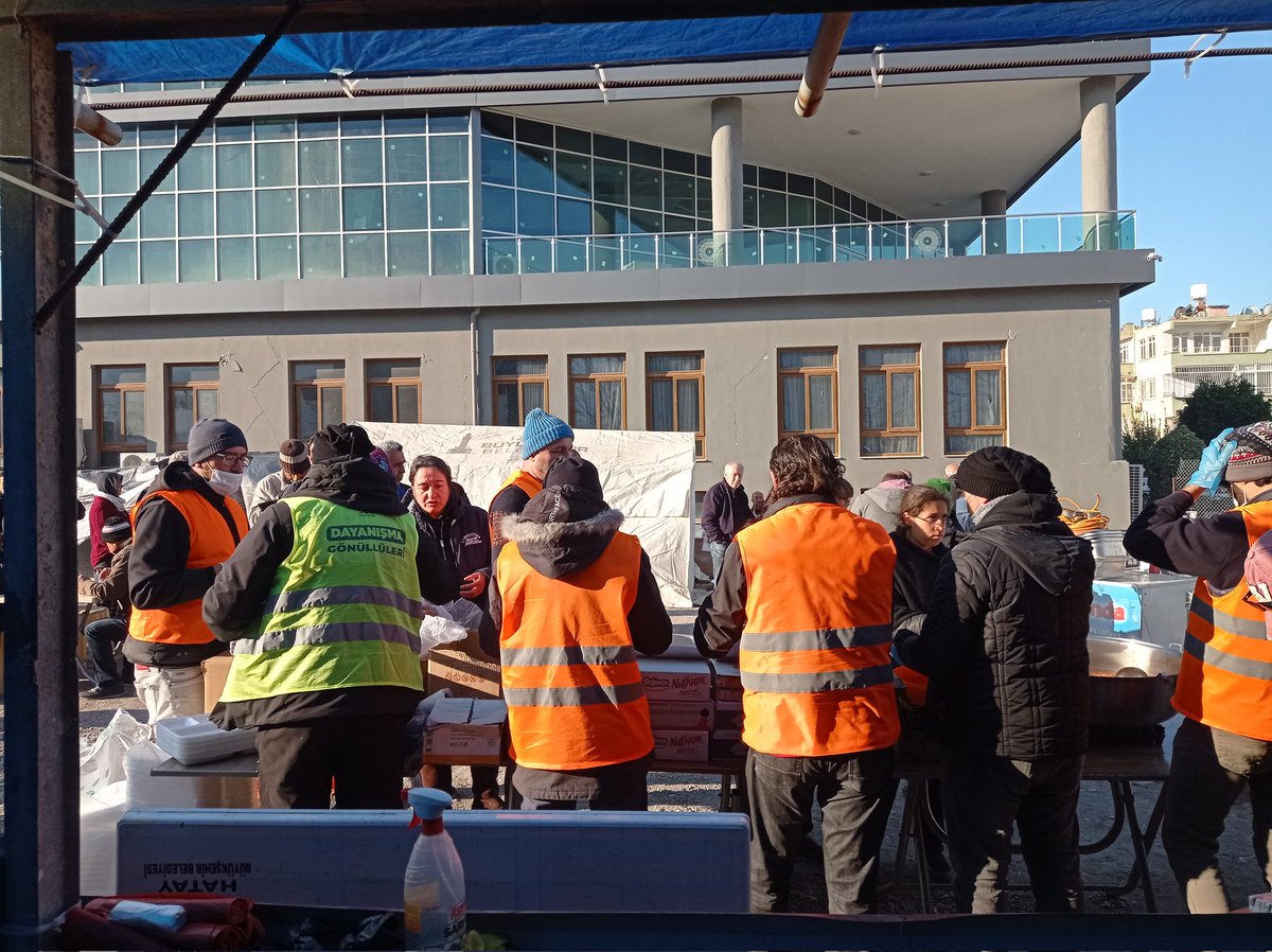 SolPartiIzmir's tweet photo. İskenderun'da kahvaltı dağıtımımız başladı. Bu noktadan öğünde 1000-1200 kişiye yemek dağıtımı yapmaya devam ediyoruz. Ayrıca yemek paketlerimizi  mahallelere araçlarımızla servis yapıyoruz.
Dayanışma Gönüllüsü arkadaşlarımızla halkımızın ihtiyaçlarını gidermeye devam edeceğiz. https://t.co/zflZFDmHCH