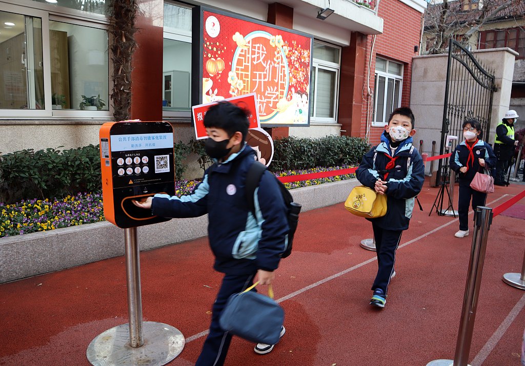 CGTNOfficial's tweet photo. Students across many Chinese cities go back to campus as the first school semester kicks off on Monday after #China optimizes its COVID-19 response. https://t.co/qabVCr0yoK
