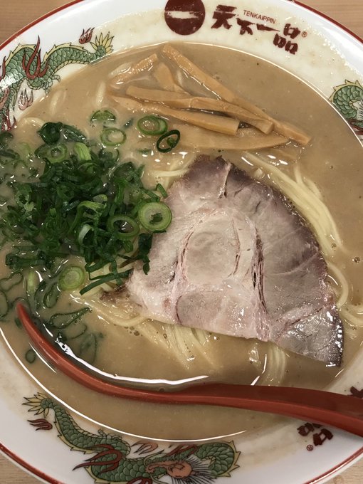 お昼。ラーメン。伊豆へ行って勘がおかしくなっているのだけど、ひょっとして今日は寒いのかしら。そうでもない? 