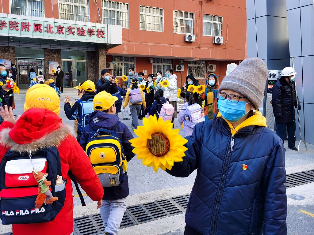 CGTNOfficial's tweet photo. Students across many Chinese cities go back to campus as the first school semester kicks off on Monday after #China optimizes its COVID-19 response. https://t.co/qabVCr0yoK