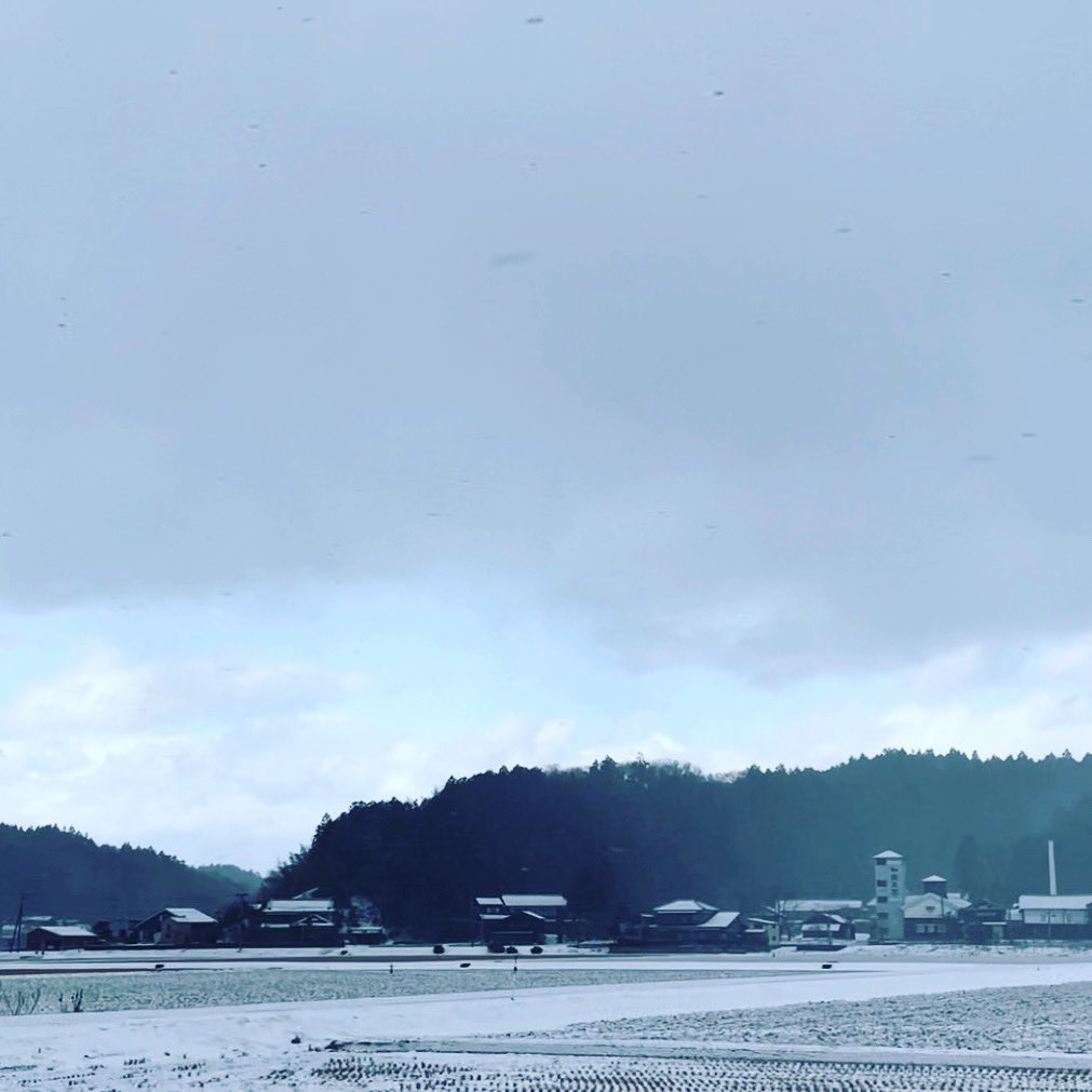 saynosaynow's tweet photo. 青空と吹雪が同時に見られる
春の風景

こんな風景を横目で見ながら
仕事に向かう豊かな暮らし

#雪国暮らし
#地方暮らし https://t.co/TTJbTVBz2Y
