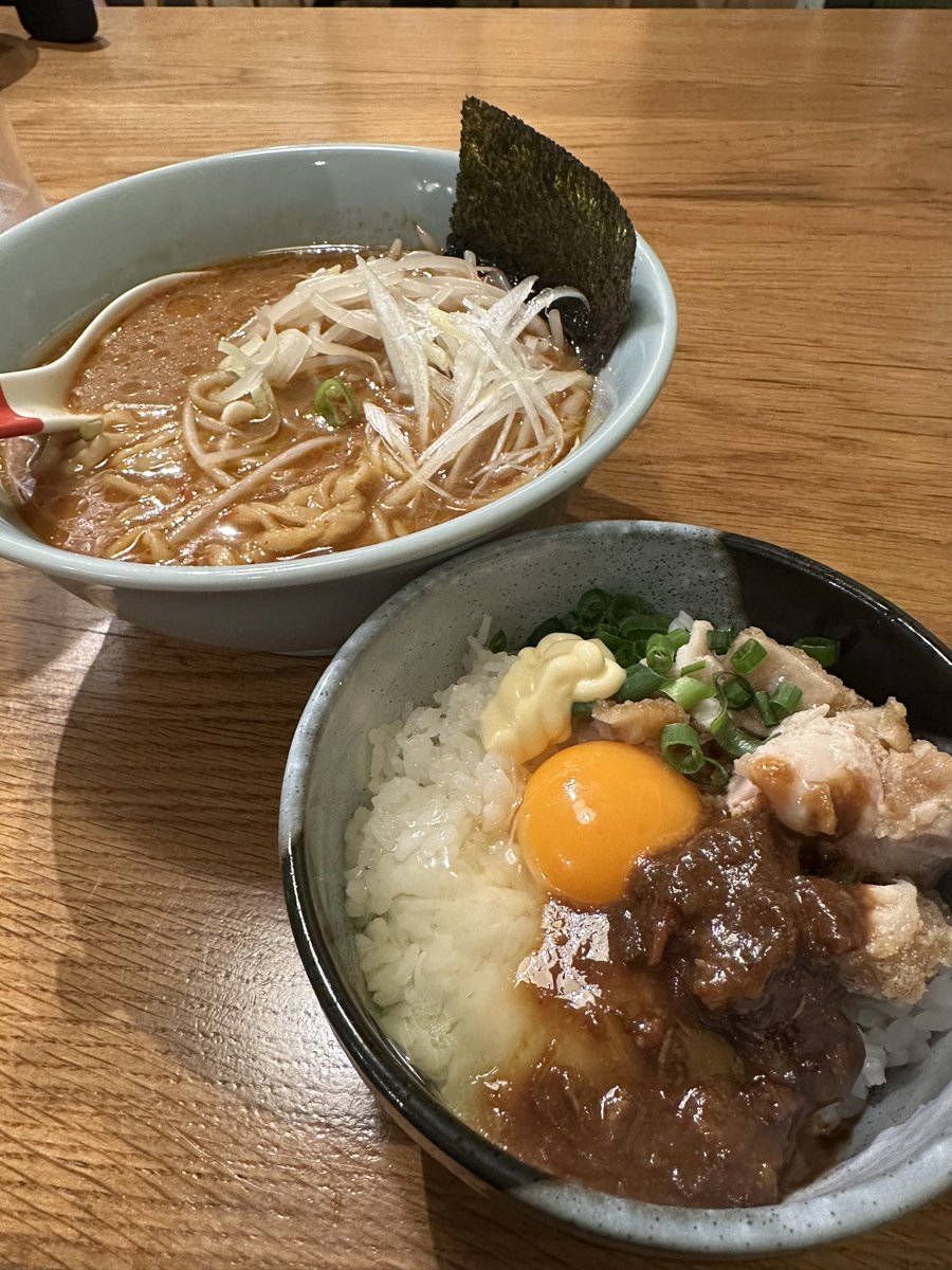 mogmogmo9ra's tweet image. 右手前のネギ味噌マヨTKGは明日やります。味噌がいい匂い過ぎて朝ごはん食べたのに私と未来は異様にお腹がすいたので今日は沢山食べます。今日だけ、、、今日だけだから、、、、