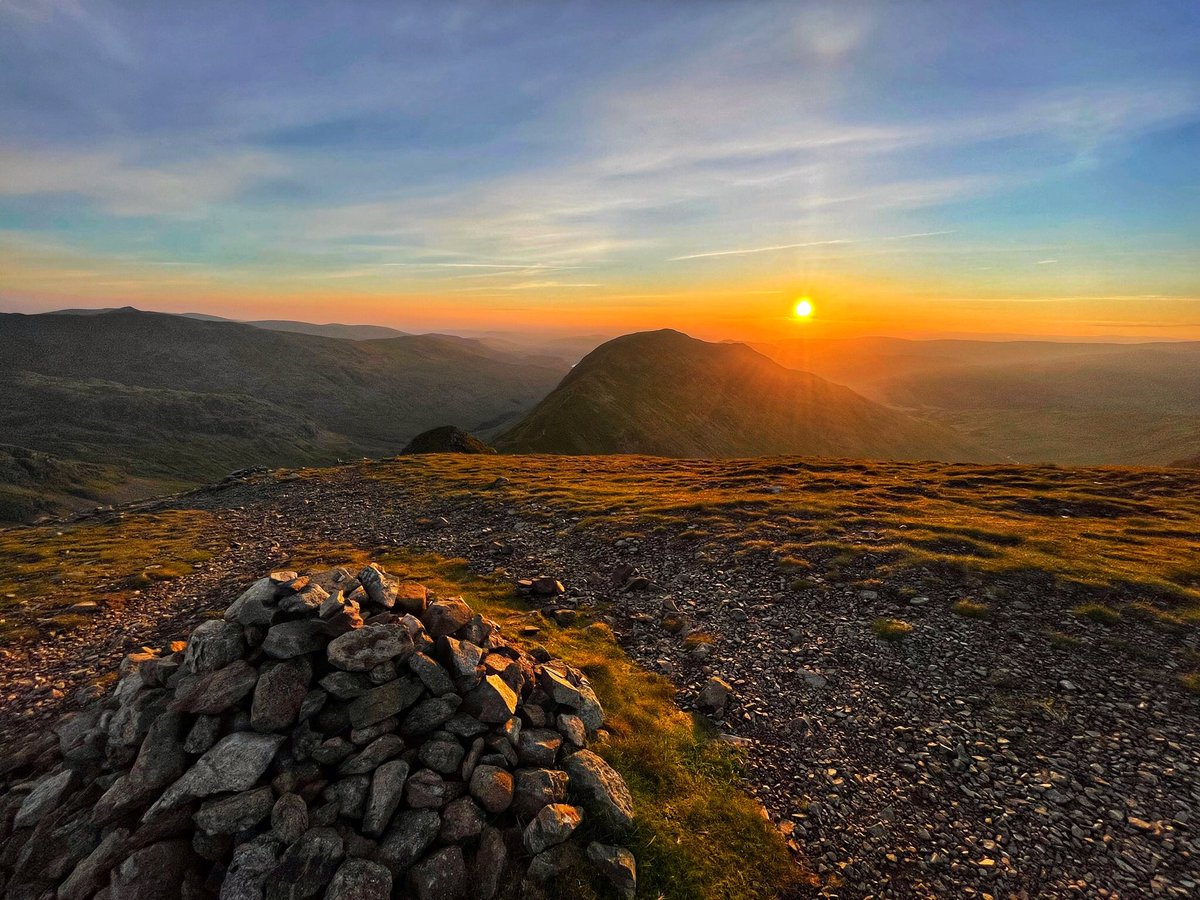 “Wednesdays Wonder” effort = reward 🌅🤩😎😍 “Lakes through the Lens” Yours from the fells. Steve (and camera) 🙏📸⛰🇬🇧 Thanks to @inov_8 @dexshelluk @lakelandwalkstalks @ThePhotoHour #wednesday #LakeDistrict #lakedistrictuk #virtuallakes