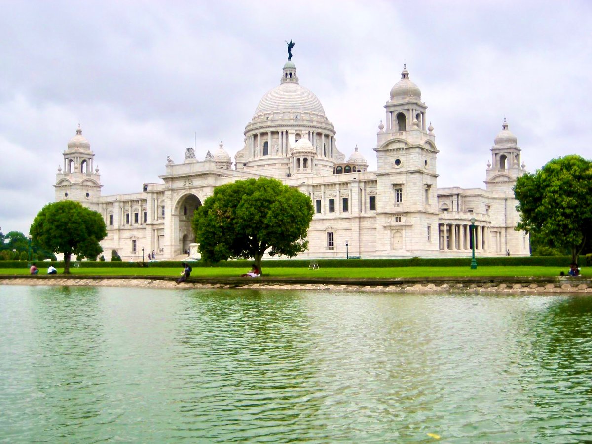 TourwShailesh's tweet photo. The elegant white beauty Victoria Memorial is a large marble building on the Maidan in Central Kolkata, built between 1906 and 1921. It is dedicated to the memory of Queen Victoria.  #tourwithshailesh   #travelspecialist #travelinfluencer #indiatourism #incredibleindia https://t.co/4xoG9uRoyr