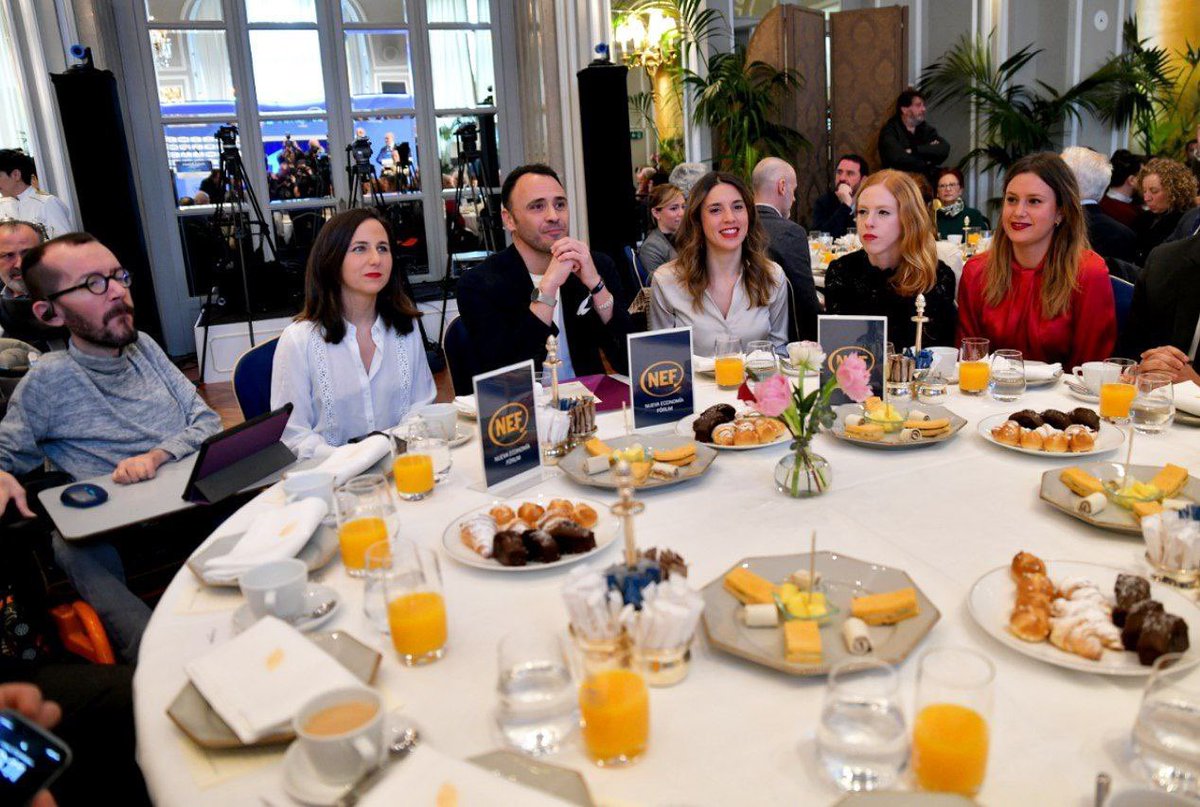 jesusalvarezg's tweet photo. Comilona de comunistas en el hotel Ritz⁵* de Madrid con el patrocinio de ASISA.

La sanidad pública, gratuita, universal y patatas. https://t.co/71gI0yYNc4