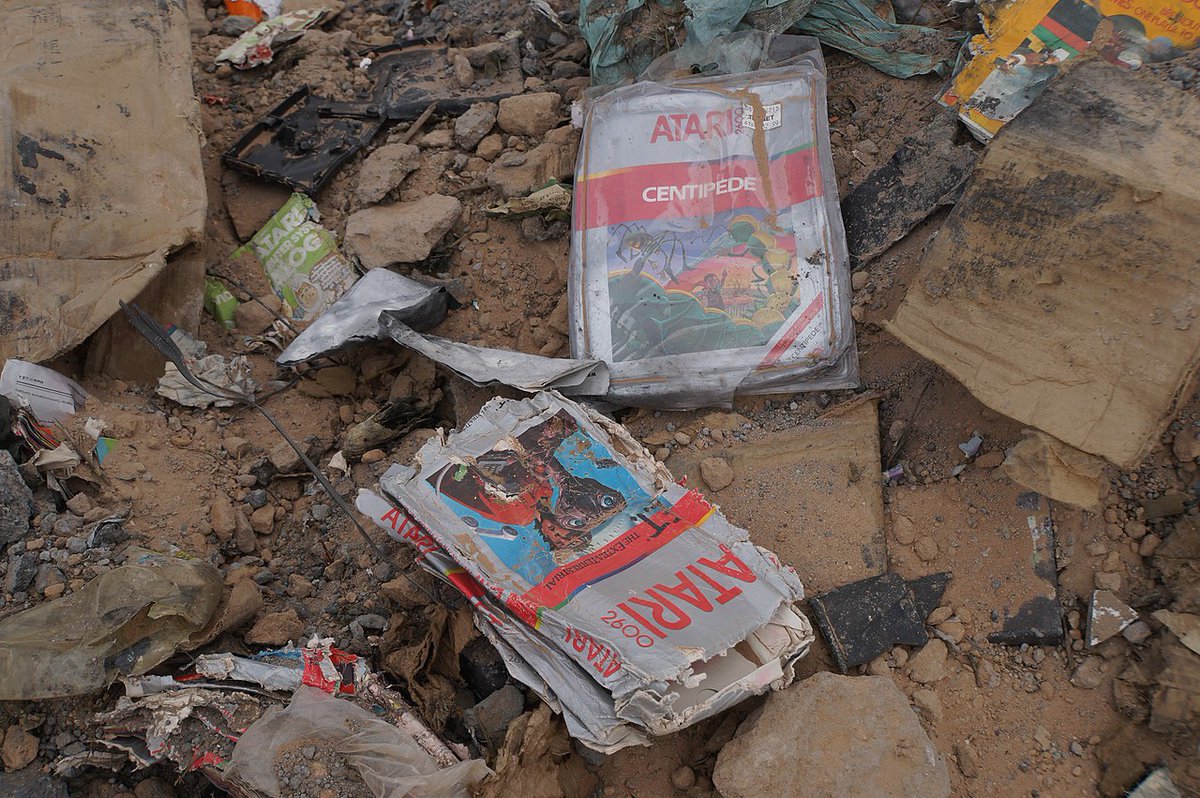 EurekaKreuzwort's tweet photo. Als schlechtestes Computerspiel aller Zeiten gilt „ET“ von #Atari von 1980. Der Verkauf lief so schlecht, dass viele Kopien auf einer Müllhalde in #NewMexico vergraben wurden. 2014 wurden sie mit großem Medienrummel wieder ausgebuddelt.

#Games #DiggingET

https://t.co/980zT03sT4 https://t.co/ZWfclEPH5K