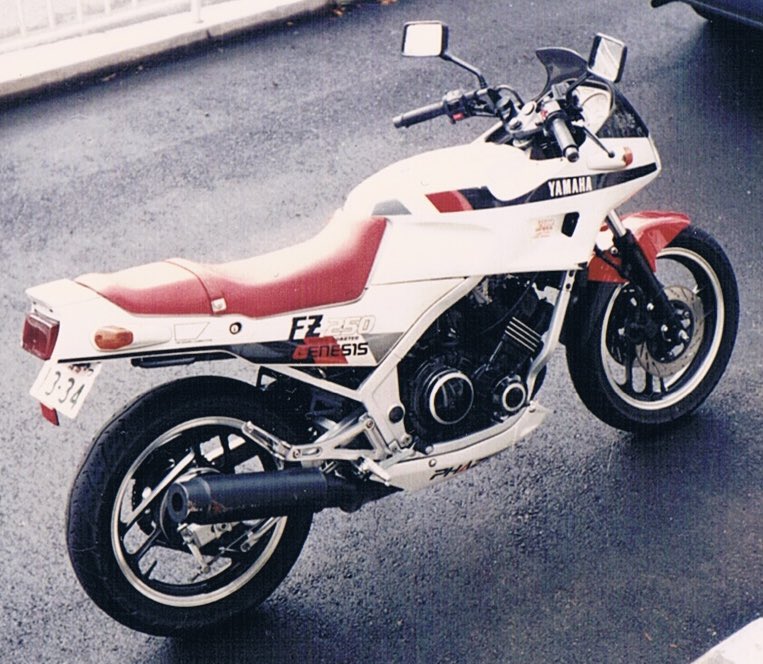 Gordon2249's tweet image. 探してた初代250ccの写真でてきた♪　白はピカピカ新車で転倒11回。2代目の黒は傷だらけ中古で転倒ゼロ。もう走ってるの見ないなぁ　#FZ250　#Phazer　#CBR250R　#ハリケーン　#昭和