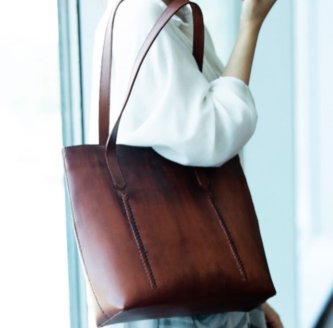 Arashleatherbag's tweet photo. World class quality products in fashion trends and style by ARASH.

ARASH leather
Hand-Crafted Camel Leather
Premium Quality
Genuine leather
***We will respond promptly to inquiries and requests***

#Dubai #arashleather #camelleather #fashion #handmade #artisanal_products https://t.co/tPMmYv9MPo