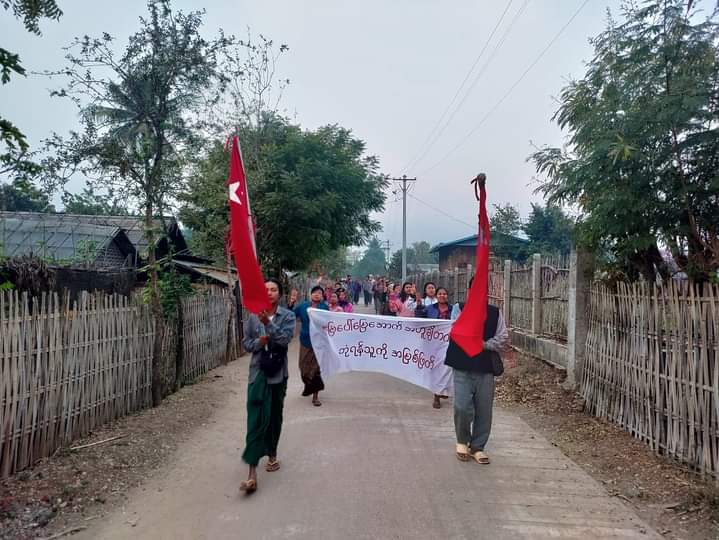 AugustMoe11's tweet photo. Pro-democracy residents in the northern part of Yinmarbin township continued their daily anti-dictatorship demonstration on February 15.

#CrimesAgainstHumanity
#2023Feb15Coup
#WhatsHappeningInMyanmar https://t.co/qXzqdlmANB https://t.co/OK4DN8yI5w