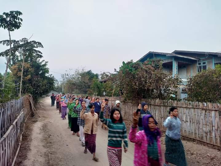 AugustMoe11's tweet photo. Pro-democracy residents in the northern part of Yinmarbin township continued their daily anti-dictatorship demonstration on February 15.

#CrimesAgainstHumanity
#2023Feb15Coup
#WhatsHappeningInMyanmar https://t.co/qXzqdlmANB https://t.co/OK4DN8yI5w