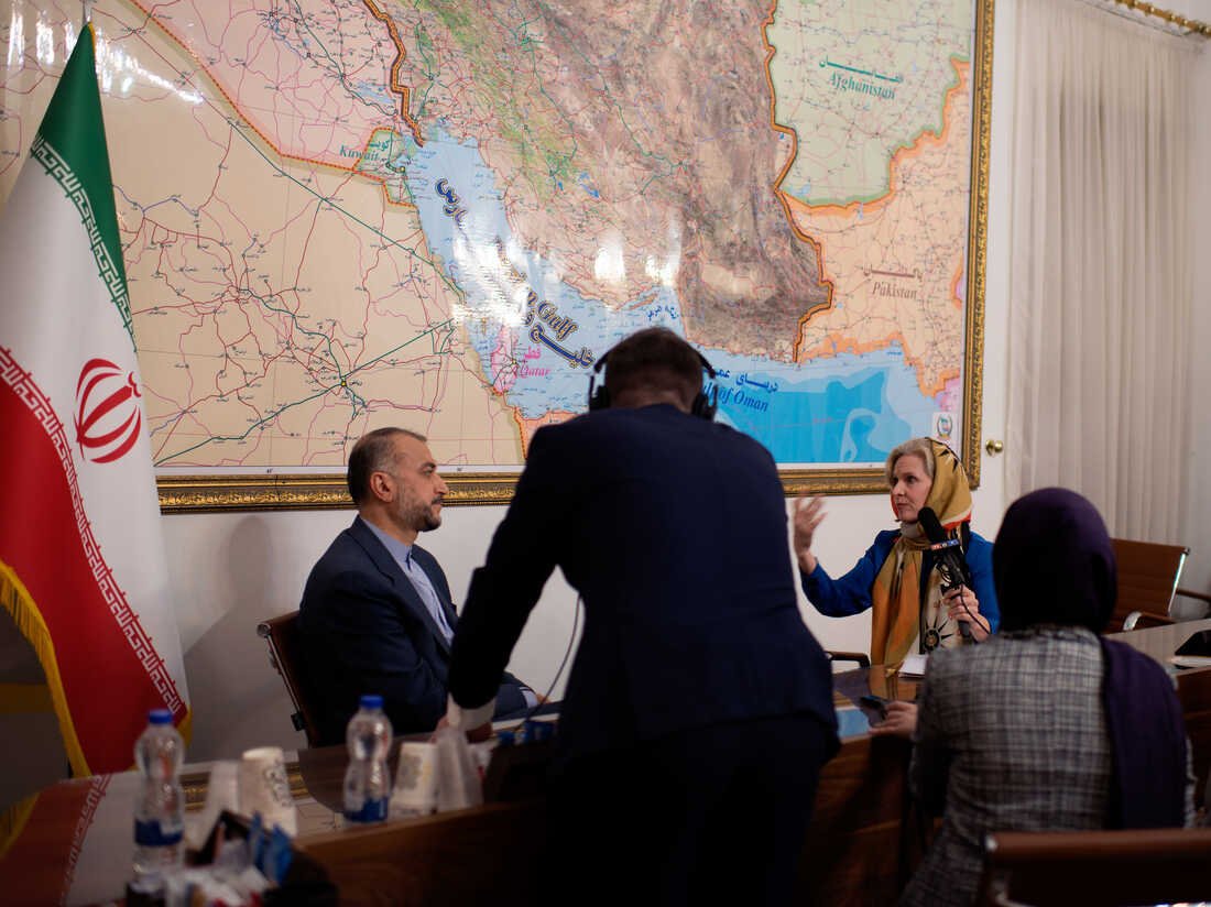 ایشون خبرنگار آمریکایی هستن، روسری سرش کرده و از وزیر امور خارجه جمهوری اسلامی میپرسه آیا حجاب در ایران هموز هم اجباریه؟
یعنی جلوی چشم تمام دنیا دارن مارو مسخره میکنن.
فریدون فرخزاد :خااااک بر سر ملتی که منتظر چراغ سبز آمریکا باشد. 
#مهسا_امینی
#IRGCterrorists
#WalkoutIRI