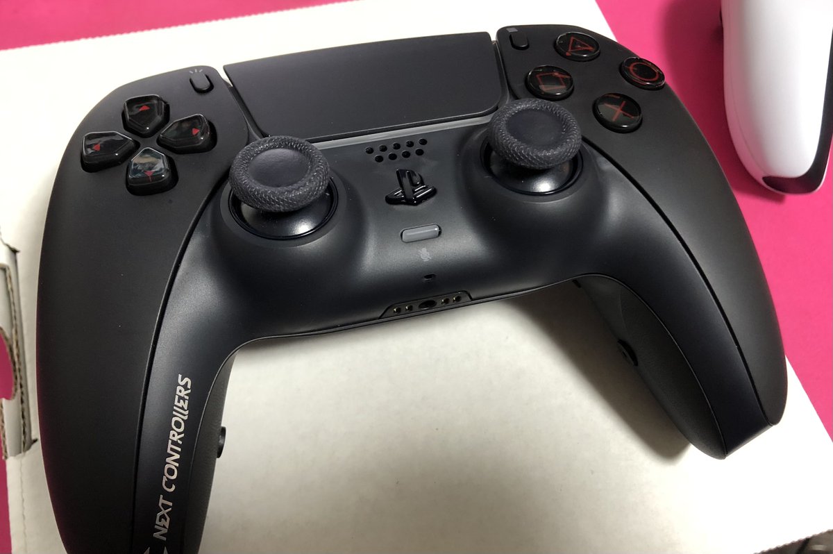 __tomorow's tweet photo. 代表が俺のPAD移行のツイートを見て
NEXT CONTROLLERSのコントローラーを送っていただきました‼️‼️‼️
このコントローラー自体めちゃ軽くて、ボタンの押し込みとかもマウスのクリック感あって超最高です‼️‼️🤩🤩
3日間PS5の純コンでやってたけどこれからはこっちでやります🫡🫡
#nextcontrollers https://t.co/d2fF4y2toe